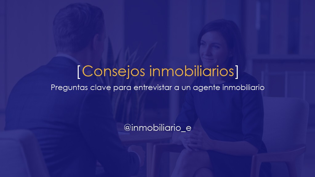 Vista de un agente inmobiliario siendo entrevistado