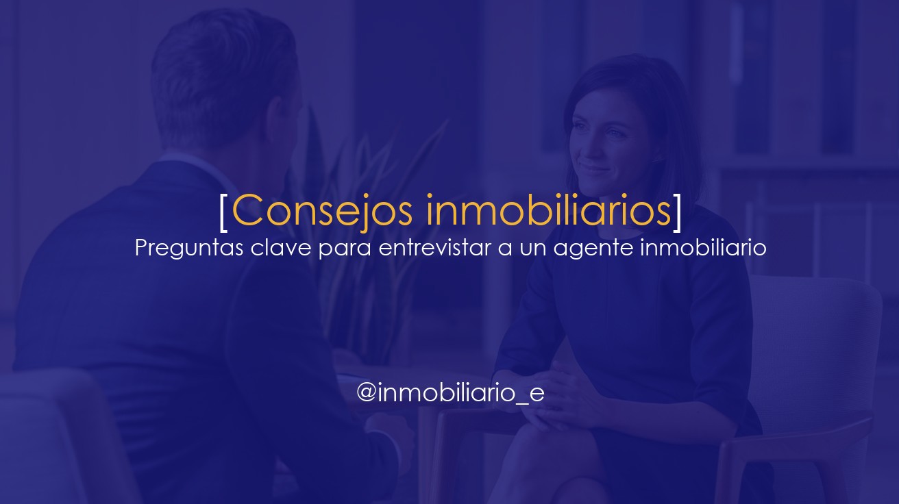 Vista de un agente inmobiliario siendo entrevistado