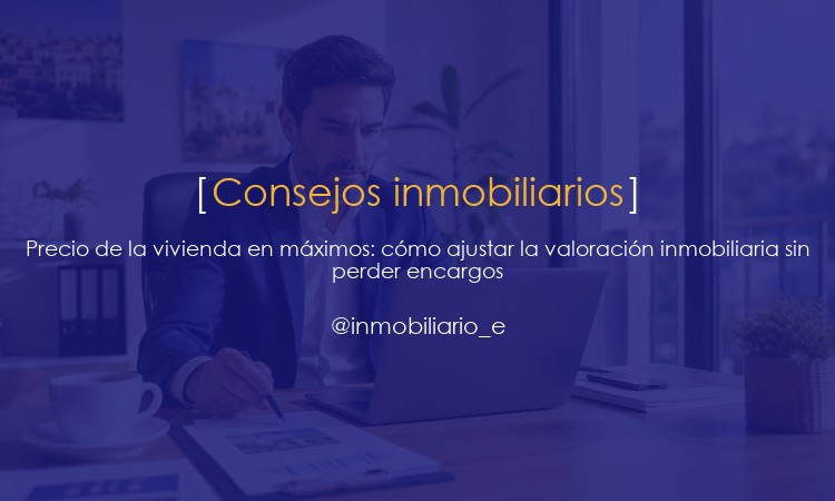 Agente inmobiliario revisando datos de valoración de vivienda en una oficina