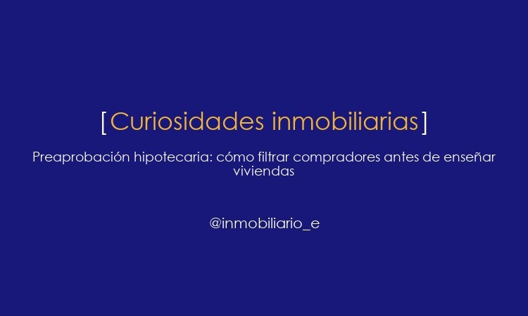 Agente inmobiliario revisando preaprobación hipotecaria con compradores
