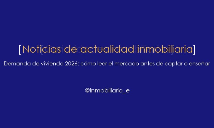 Agente inmobiliaria revisando datos de demanda de vivienda en 2026