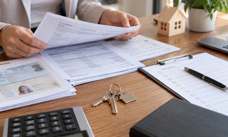 Documentación de candidatos a inquilino revisada por una inmobiliaria Documentación de candidatos a inquilino revisada por una inmobiliaria